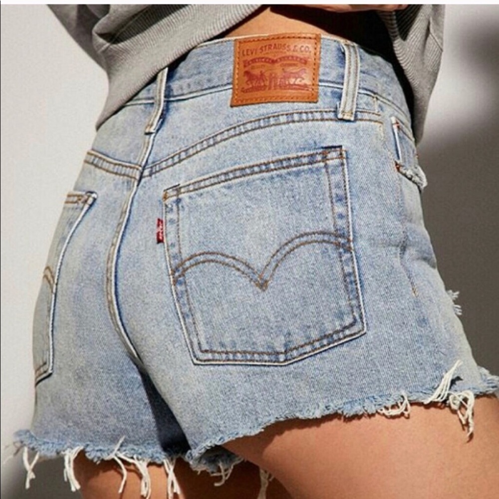 NWT Levi’s Wedgie frayed denim shorts